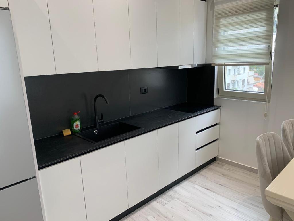 Delfin Apartments Sarandë エクステリア 写真