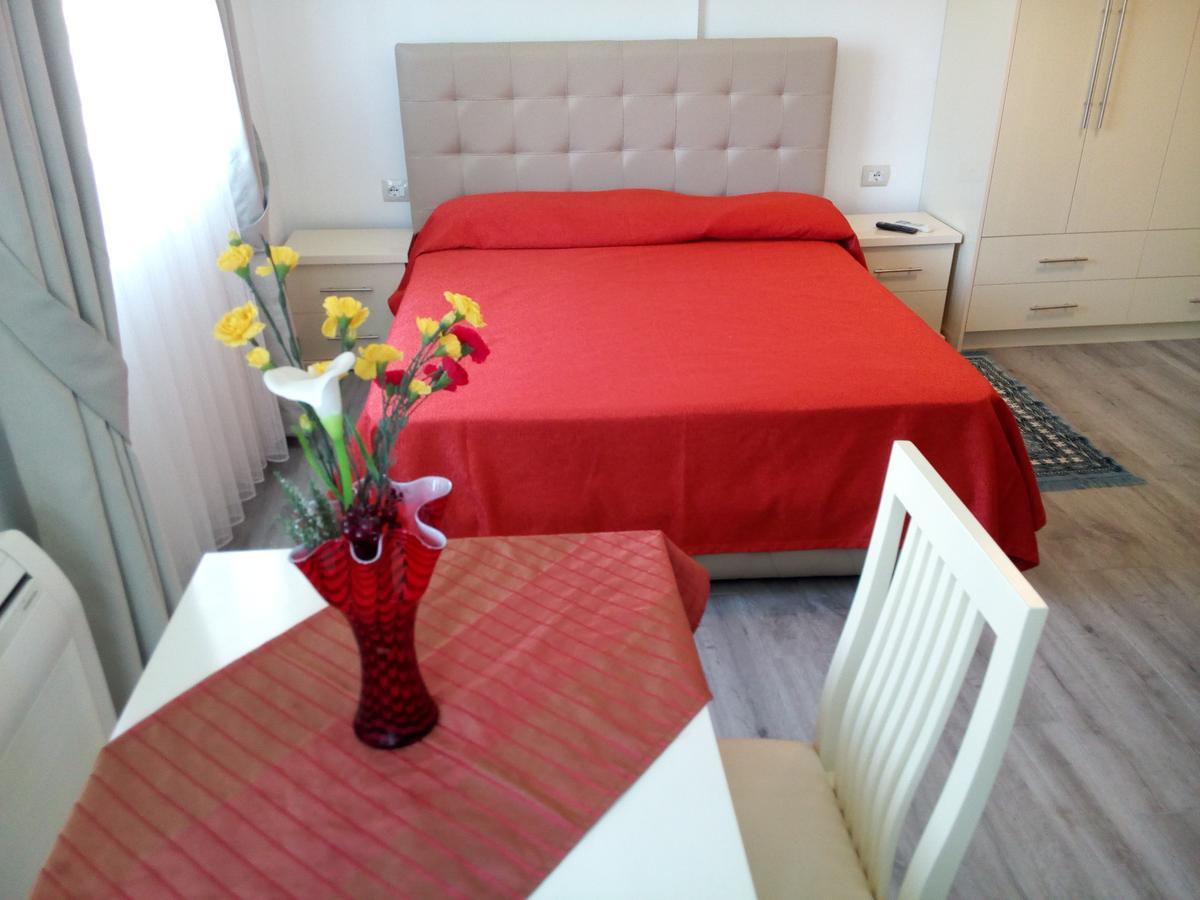 Delfin Apartments Sarandë エクステリア 写真